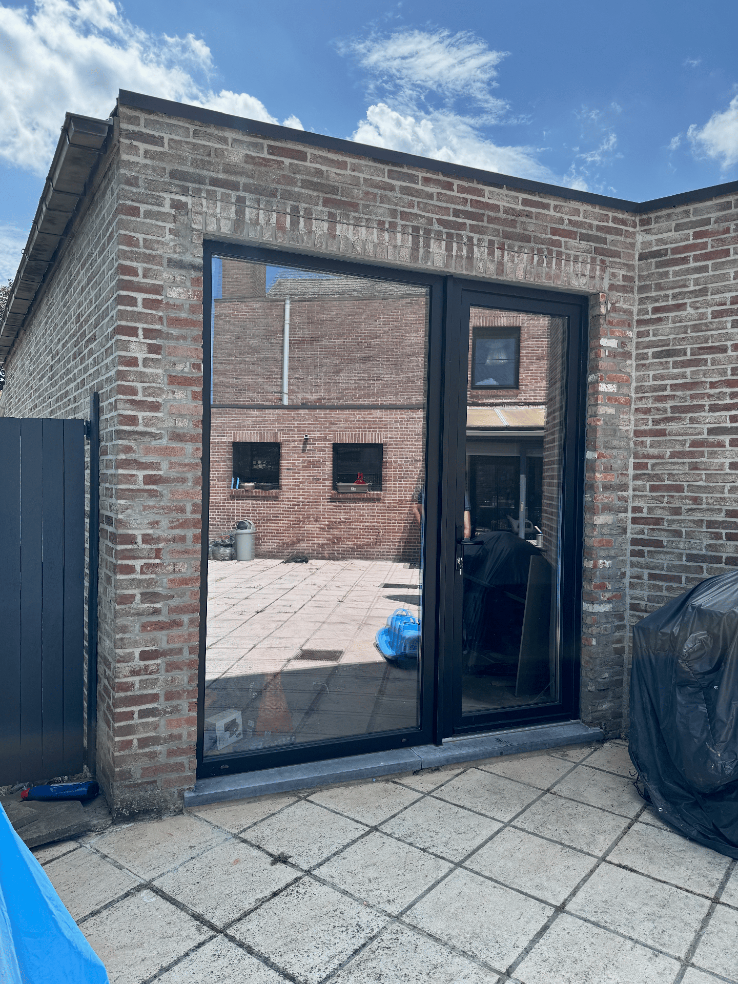 Grote glazen deur met raam